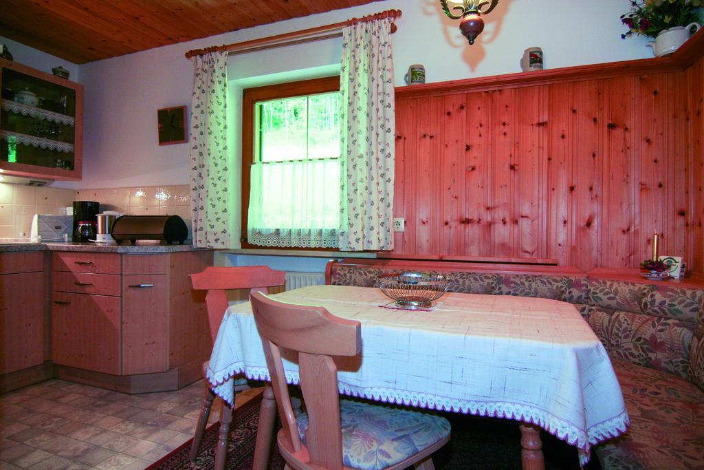 بيسخوفسويسن Ferienwohnung Gebirgshausl الغرفة الصورة